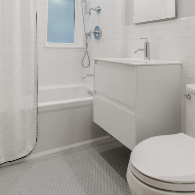 white bathroom with a white wc and bathtub
